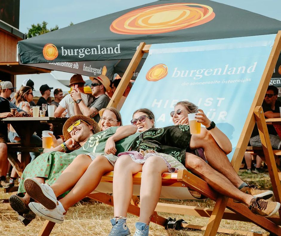 Vier Personen auf einer sehr breiten Strandliege